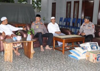 Kapolres Madina Kunjungi Ayahanda Mudir Pondok Pesantren Mustahafawiyah Purba Baru H. Musthafa Bakri Nasution di Panyabungan