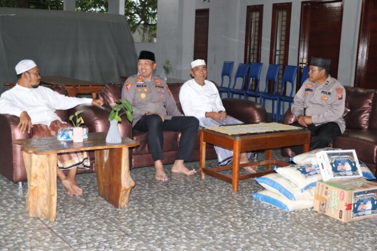 Kapolres Madina Kunjungi Ayahanda Mudir Pondok Pesantren Mustahafawiyah Purba Baru H. Musthafa Bakri Nasution di Panyabungan