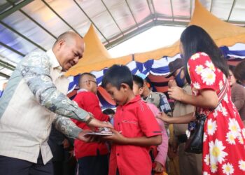 Bupati Taput Gelar  Bakti Sosial untuk Jemaat Lansia Dan Anak-anak di 3 Gereja di Taput