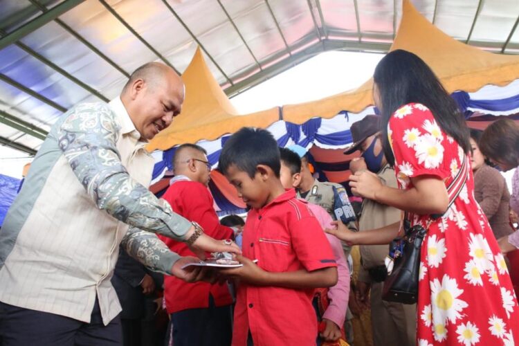 Bupati Taput Gelar  Bakti Sosial untuk Jemaat Lansia Dan Anak-anak di 3 Gereja di Taput