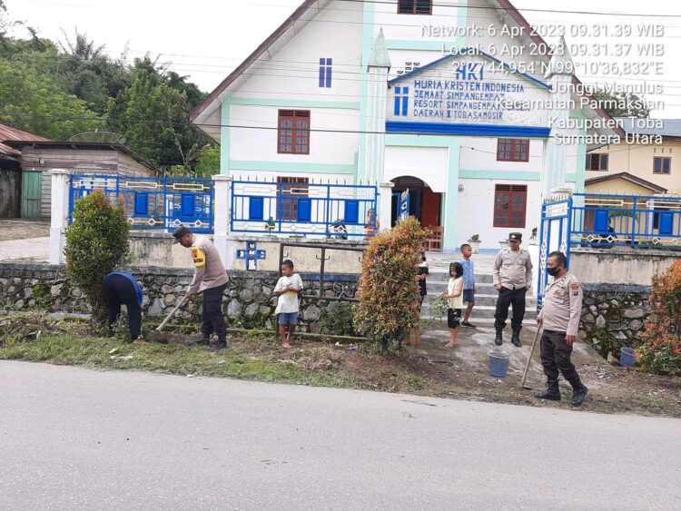 Polsek Porsea Gotong Royong Bersama Pengurus Gereja dan Jemaat HKI