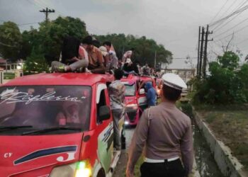 SatLantas Polres Toba Tegur Sopir Pengangkut Penumpang Melebihi Kapasitas