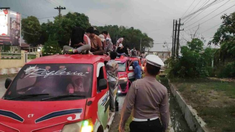 SatLantas Polres Toba Tegur Sopir Pengangkut Penumpang Melebihi Kapasitas