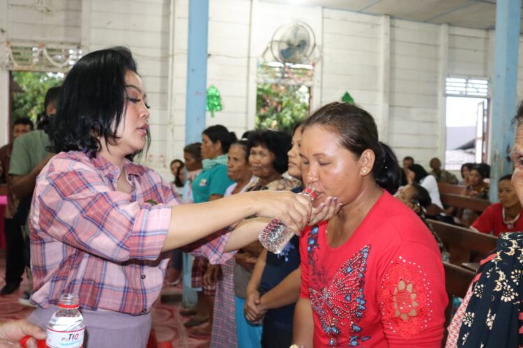 Satika Simamora Salurkan Bantuan dan Berikan Semangat Pada Korban Puting Beliung diKecamatan Purba Tua  Tapanuli Utara