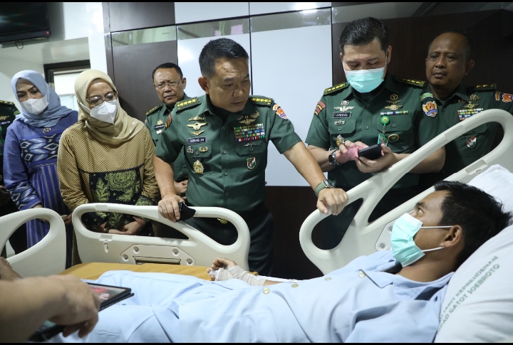 Kasad Jenguk Prajurit Korban Penyerangan Kelompok Sparatis Teroris Papua di RSPAD Jakarta