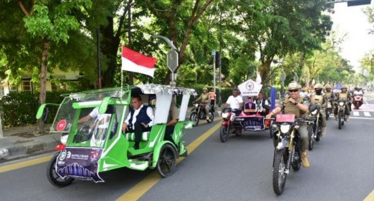 Gubernur Edy Rahmayadi Menumpang Becak Khas Medan Saat Menghadiri Musrenbang RKPD Sumut Tahun 2024