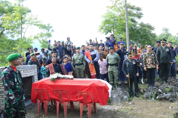 Bupati Samosir Hadiri Pemakaman Serka Anumerta Roybertus Simbolon di Samosir