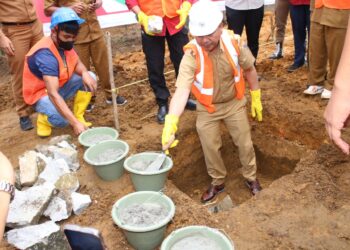 Bupati Taput Letakkan Batu Pertama Pembangunan Menara Pandang Salib Kasih Berbiaya 15 Miliar di Siatas Barita
