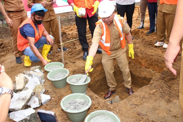 Bupati Taput Letakkan Batu Pertama Pembangunan Menara Pandang Salib Kasih Berbiaya 15 Miliar di Siatas Barita