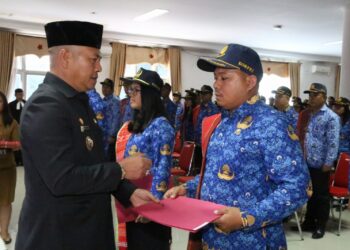 Bupati Taput  Nikson Nababan Serahkan 217 SK Bupati Pengangkatan CPNS Menjadi PNS Formasi Umum Tahun 2019