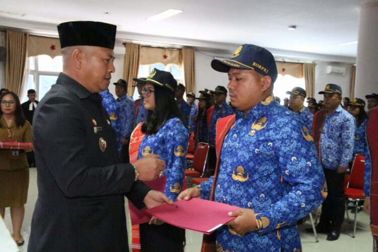Bupati Taput  Nikson Nababan Serahkan 217 SK Bupati Pengangkatan CPNS Menjadi PNS Formasi Umum Tahun 2019