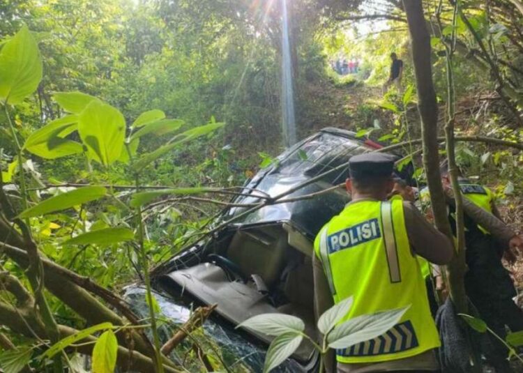 Mobil Keluarga Asal Langkat Masuk Jurang di Girsang Simalungun, 1 Balita Tewas dan 7 Luka-luka