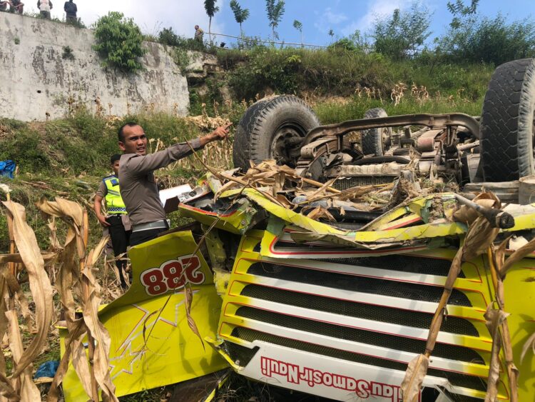 Minibus Penumpang Masuk Jurang, 2 Meninggal dan 13 Luka-luka di Samosir