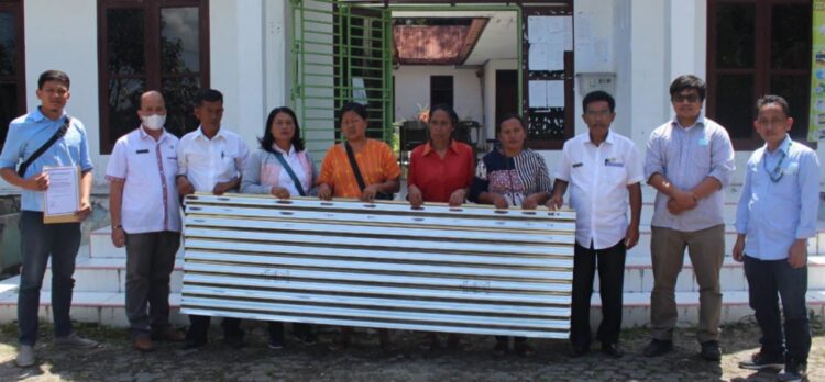 Warga Desa Silamosik Korban Angin Angin Puting Beliung Mendapat Bantuan Dari PT TPL