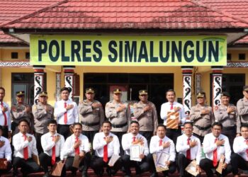 Kapolres Simalungun Berikan Penghargaan Kepada Personel Berprestasi