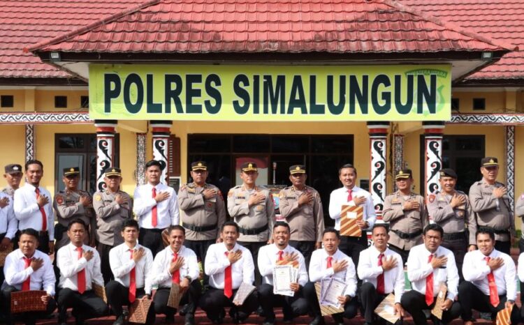 Kapolres Simalungun Berikan Penghargaan Kepada Personel Berprestasi