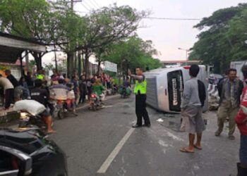 Minibus Tabrak Tiang Lampu Jalan dan Pembatas Jalan, 5 Penumpang Luka-luka di Tebingtinggi 