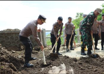 Polres Samosir,Kodim 0210/TU dan Dinas PUPR Samosir Bersihkan Tanah Longsor Di Desa Hariara Pohan 