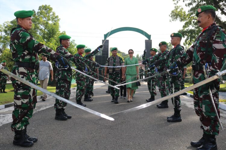 Kodim 0309/Solok Gelar Tradisi Satuan, Lepas Sambut Komandan Kodim: Letkol Inf Aji Satrio Gantikan Letkol Arm Hendrik Setiawan