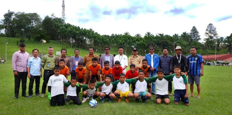 PT Toba Pulp Lestari Dukung Turnamen Sepak Bola Tingkat SD di Porsea