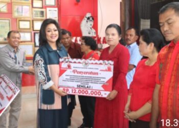 Bupati Taput Serahkan Bantuan Pendidikan Bagi Lima Mahasiswa Ikatan Dinas di Politeknik Transportasi Darat Kemenhub Tahun 2023