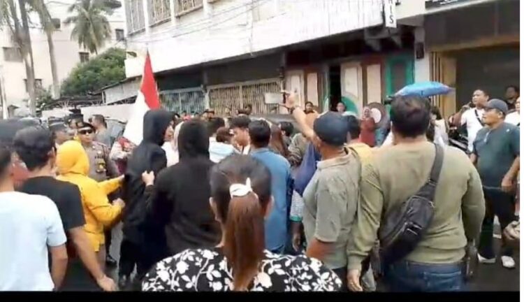 Ratusan Pendukung Keluarga Tengku Zulkifli Kamil Tolak Eksekusi Lahan Seluas 1.212 Meter Persegi di Binjai Kota Sumatera Utara