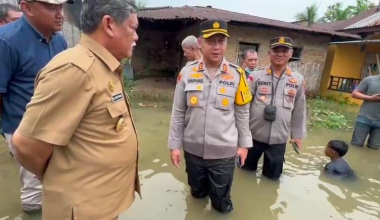Kapolresta Deli Serdang dan Plt Bupati Tiinjau Titik Bencana Banjir di Wilkum Polresta Deli Serdang dan Beri Bantuan