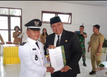Bupati Dairi Lantik Wartawan Galasibot co id Poltak Lingga Menjadi Kepala Desa Penggantian Antar Waktu (PAW) Desa Pegagan Julu VIII Dairi