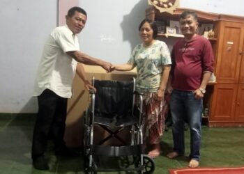 Caleg DPRD Sumut Wilfrid Baldwin Sinaga Bertekad Bisa Menjadi Penyambung Aspirasi Rakyat: Salurkan Bantuan Kursi Roda Kepada Warga PPTSB di Simalingkar B