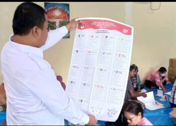KPU Binjai Kerahkan Ratusan  Warga Melipat Surat Suara Pemilu 2024