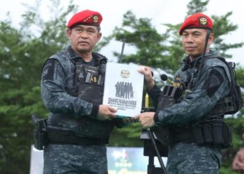 Kasad Jenderal TNI Maruli Simanjuntak Terima Brevet Anti Teror Kehormatan Atas Keberhasilan Menaklukkan Beragam Materi Gultor