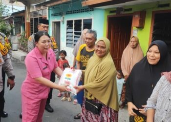 Bhayangkari Polres Binjai Bersama PWI Kota Binjai Berbagi Takjil dan Santunan Kaum Duafa