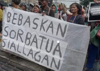 Ratusan Mahasiswa dan Masyarakat Demo Ke Polda Sumut Menuntut Penahanan Ketua Adat Dolok Parmonangan, Sorbatua Siallagan Ditangguhkan