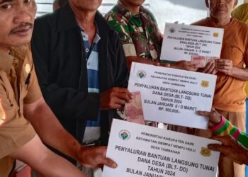 BLT Dana Desa Tahap I Disalurkan di Desa Tambahan, Babinsa Serda Parman Sembiring Berikan Pesan Penting 