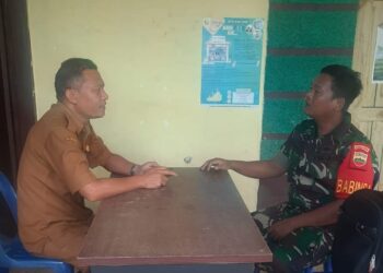 Babinsa Koramil 02/Sidikalang Tingkatkan Sinergitas dengan Aparatur Desa Kalang Baru Melalui Komsos