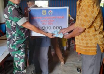 Babinsa Koramil 04/Tigalingga Dampingi Penyaluran BLT-DD di Desa Bakal Julu Dairi