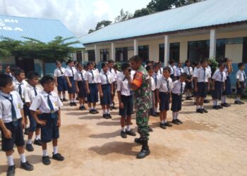 Babinsa Koramil 04/Tigalingga Tanamkan Patriotisme dan Cinta Tanah Air Kepada Siswa SMPN 3 Tigalingga Dairi