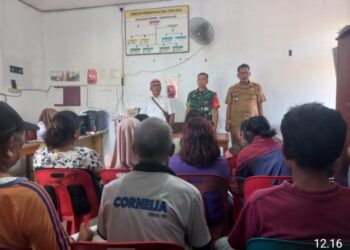 Babinsa Koramil 04/Tigalingga Dampingi Pemdes Salurkan BLT-DD Tahap II di Desa Tupak Raja