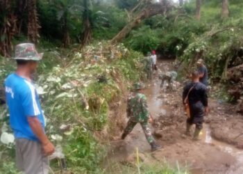 HUT ke-74 Kodam I/Bukit Barisan, Kodim 0206/Dairi dan Warga Sidikalang Gelar Karya Bakti Bersihkan Sungai