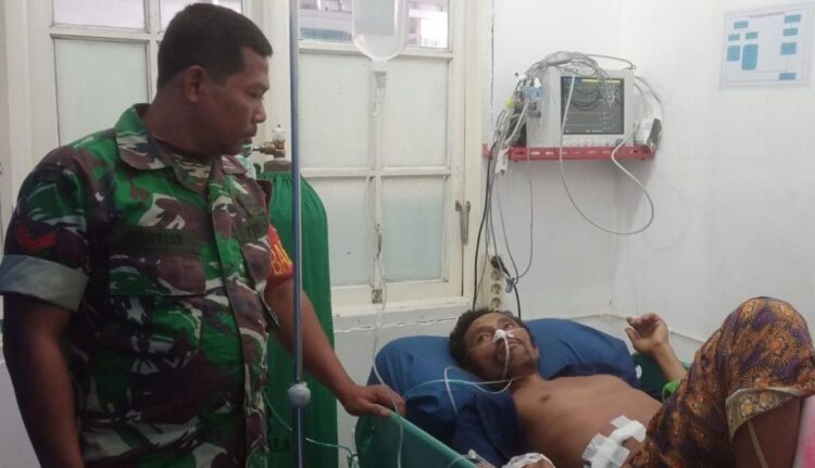 Peduli Warga, Babinsa Koramil 02/Sidikalang Jenguk Korban Kecelakaan Kerja di RSUD Sidikalang