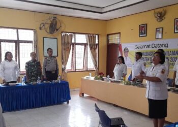 Babinsa Koramil 04/Tigalingga Dukung Suksesnya Evaluasi dan Penilaian Kecamatan di Gunung Sitember
