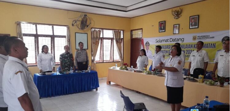 Babinsa Koramil 04/Tigalingga Dukung Suksesnya Evaluasi dan Penilaian Kecamatan di Gunung Sitember