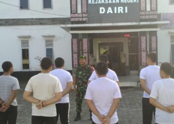 Babinsa Kodim 0206/Dairi Berikan Pelatihan Baris Berbaris Kepada Pegawai Baru Kejaksaan Negeri Sidikalang