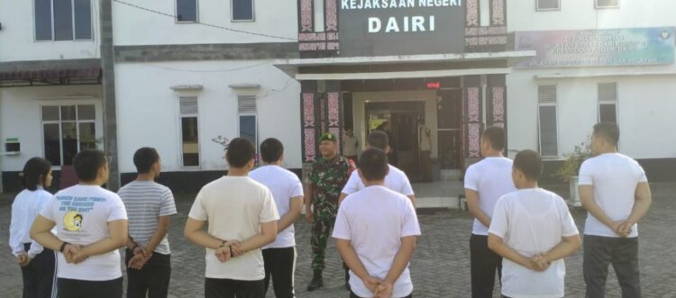 Babinsa Kodim 0206/Dairi Berikan Pelatihan Baris Berbaris Kepada Pegawai Baru Kejaksaan Negeri Sidikalang