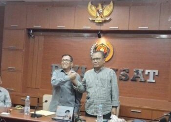 Jabat Tangan Hangat Ketum PWI Pusat dan Ketua DK PWI Tandai Akhir Konflik Internal PWI Pusat