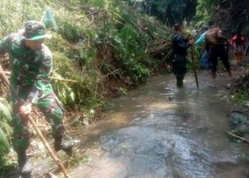 Personel Kodim 0206/Dairi Bersama Bersatu Bersihkan Bantaran Sungai Sidikalang dalam Rangka HUT Kodam I/Bukit Barisan ke-74