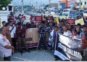 Ratusan Masyarakat Adat dan Mahasiswa Gelar Aksi Kawal Sidang Sorbatua Siallagan