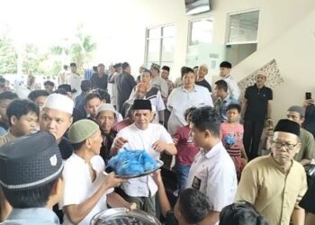 Calon Walikota Binjai, H. Zainuddin Purba, Laksanakan Shalat Jumat di Masjid Hj. T Nadra, Beri Infak dan Santap Siang Bersama Warga