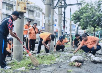 Gotong Royong Bersama: PUD Pasar dan Kecamatan Medan Petisah Bersihkan Pasar Petisah Menyambut Adipura dan PON XXI