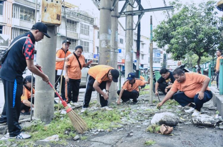 Gotong Royong Bersama: PUD Pasar dan Kecamatan Medan Petisah Bersihkan Pasar Petisah Menyambut Adipura dan PON XXI